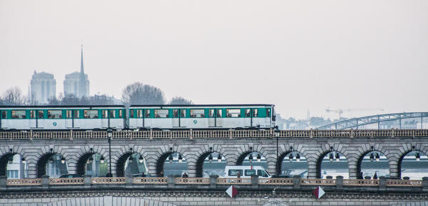 Nadzemna železnica na mostu Bercy (Pariz)