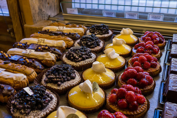 Francoske slaščice: éclair, tortica z malinami, limono in jagodami