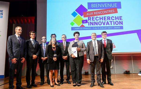 Remise d'une lettre commune à Mme la Ministre de l'Enseignement Supérieur,  de la Recherche et de l'Innovation lors des Rencontres de la Recherche et de  l'Innovation (juillet 2017)